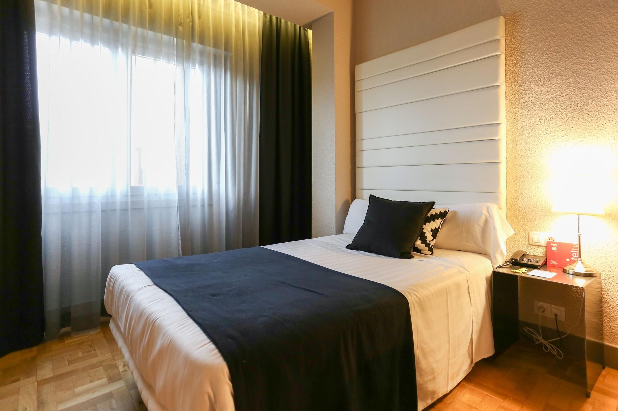 Hotel Leyre Pamplona Buitenkant foto