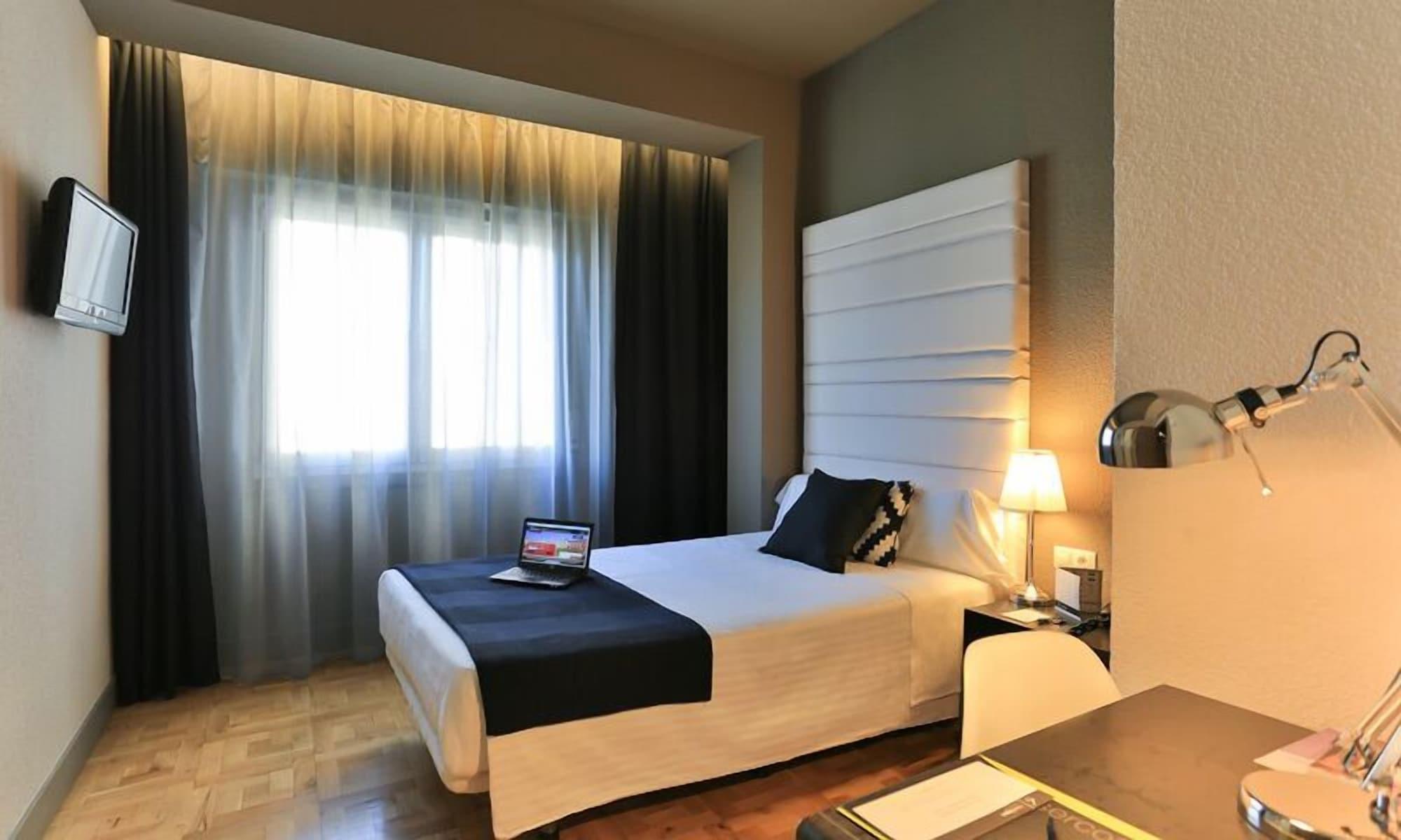 Hotel Leyre Pamplona Buitenkant foto