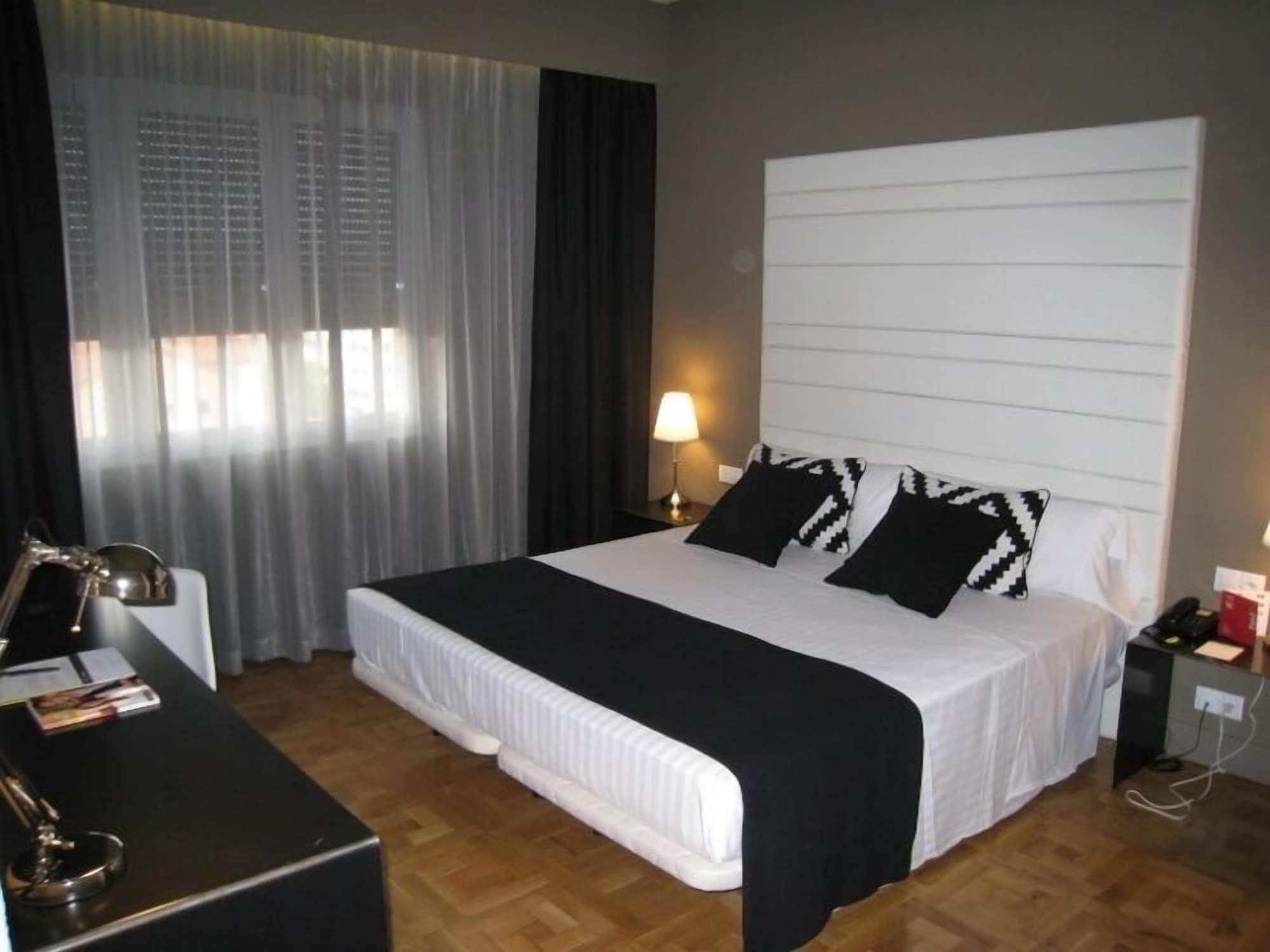 Hotel Leyre Pamplona Buitenkant foto