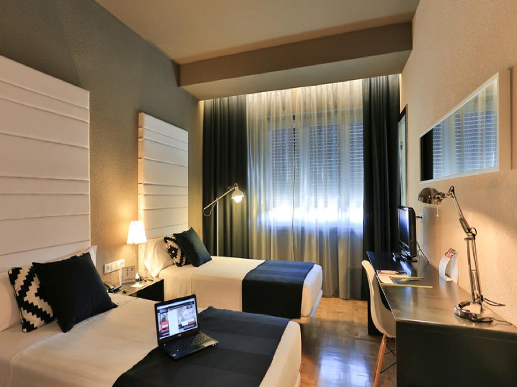 Hotel Leyre Pamplona Buitenkant foto
