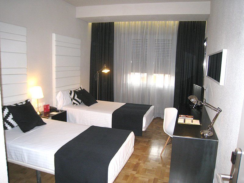 Hotel Leyre Pamplona Buitenkant foto